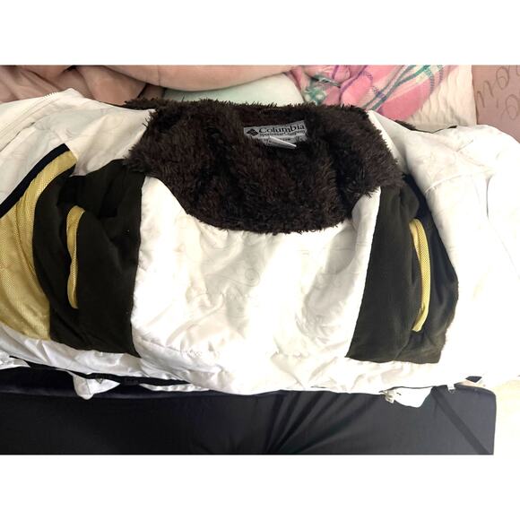 Columbia White Winter Jacket - Size Medium - Picture 5 of 9